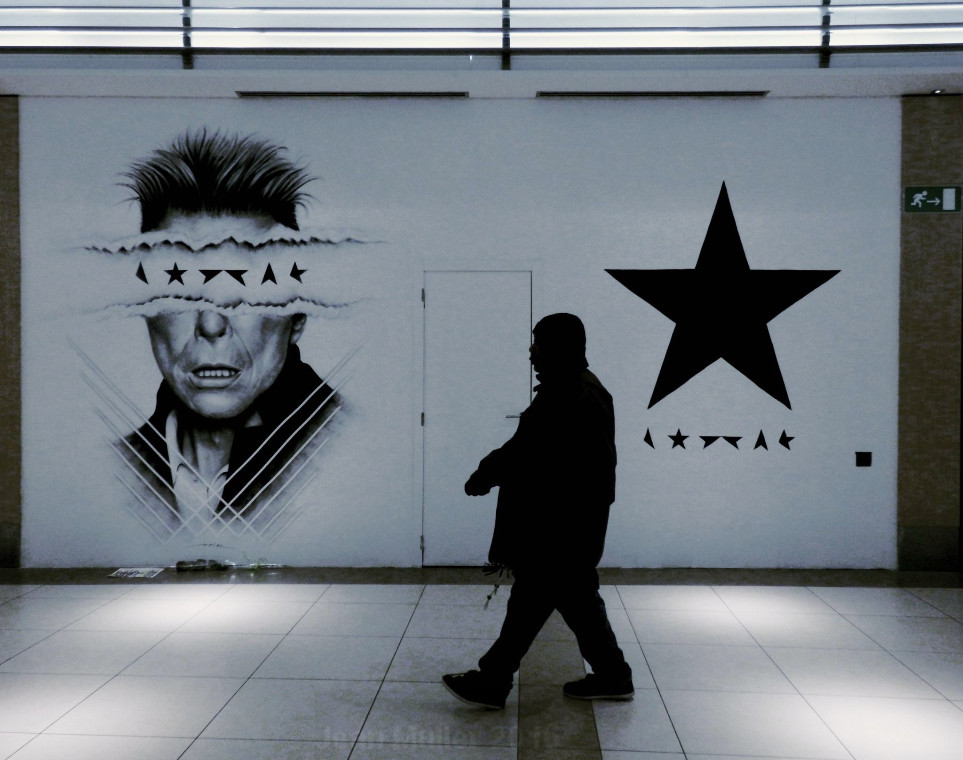 Artist noir david bowie mural